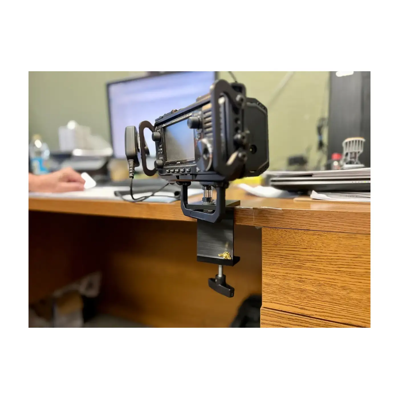 Chameleon Antenna: CHA UCM Universal Clamp Mount with radio mounted in it