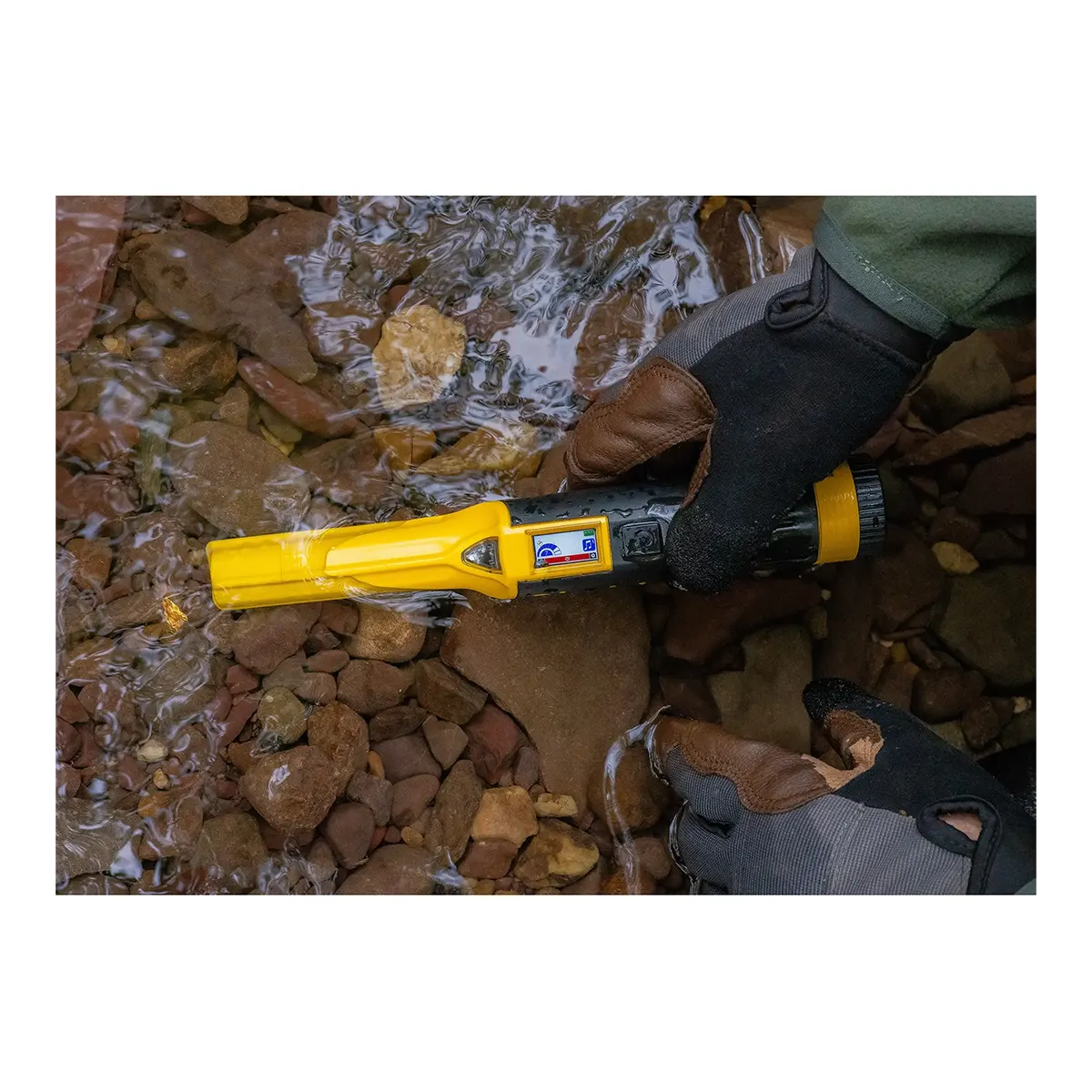 Nokta AccuPOINT pointer in use in water