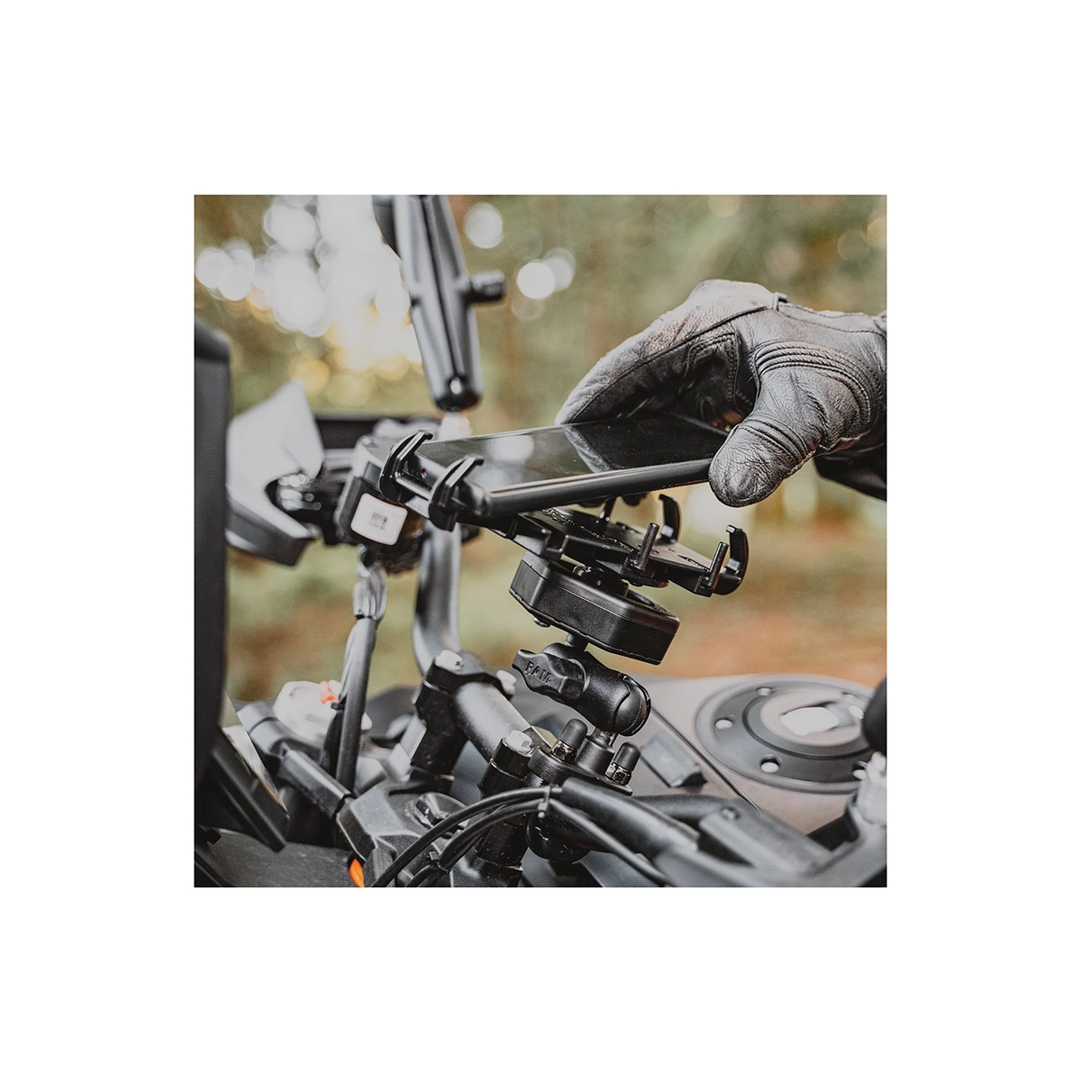RAM-B-149Z-A-PD4-462 in use on motorcycle