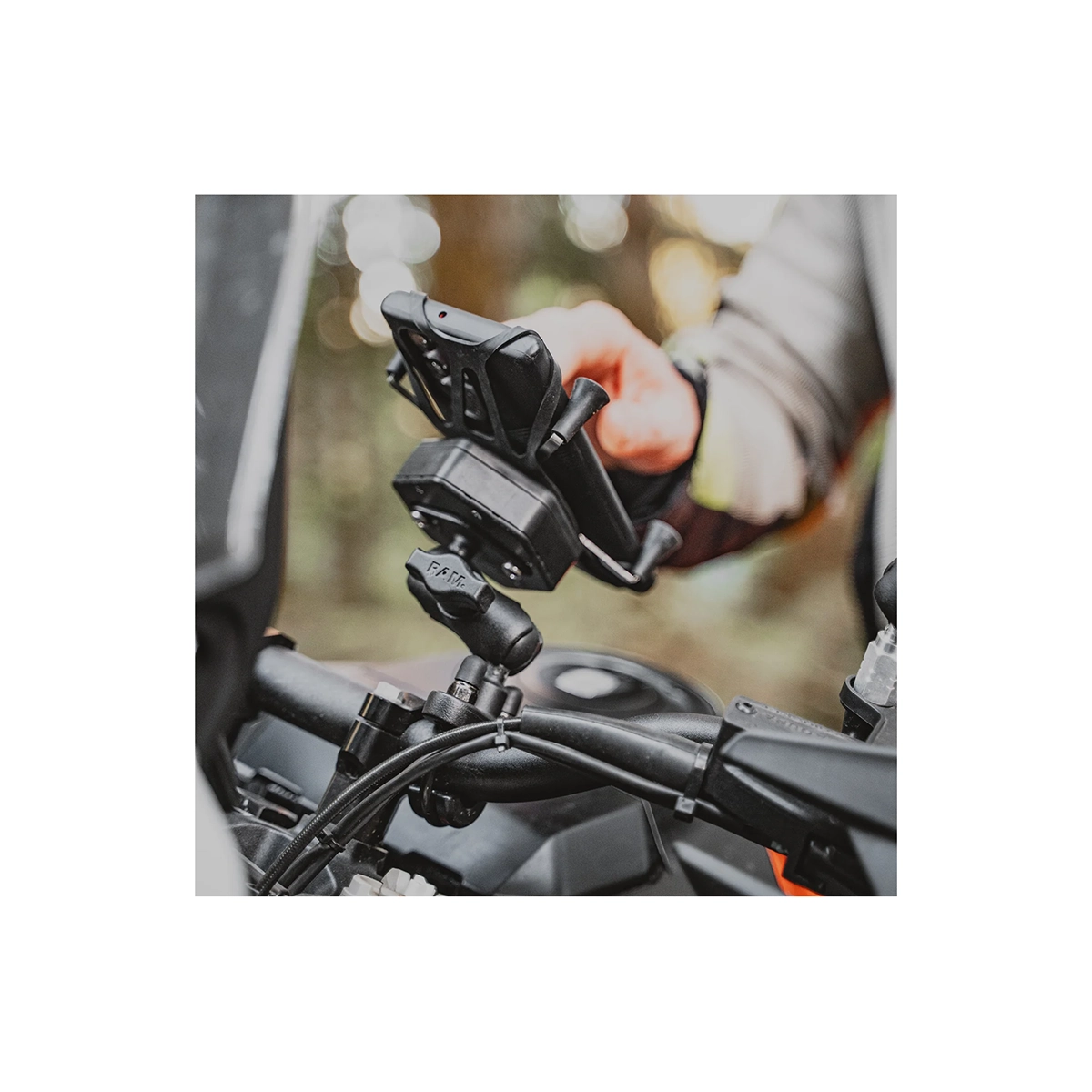 RAM-B-149Z-A-UN10-462 in use on motorcycle with phone inside