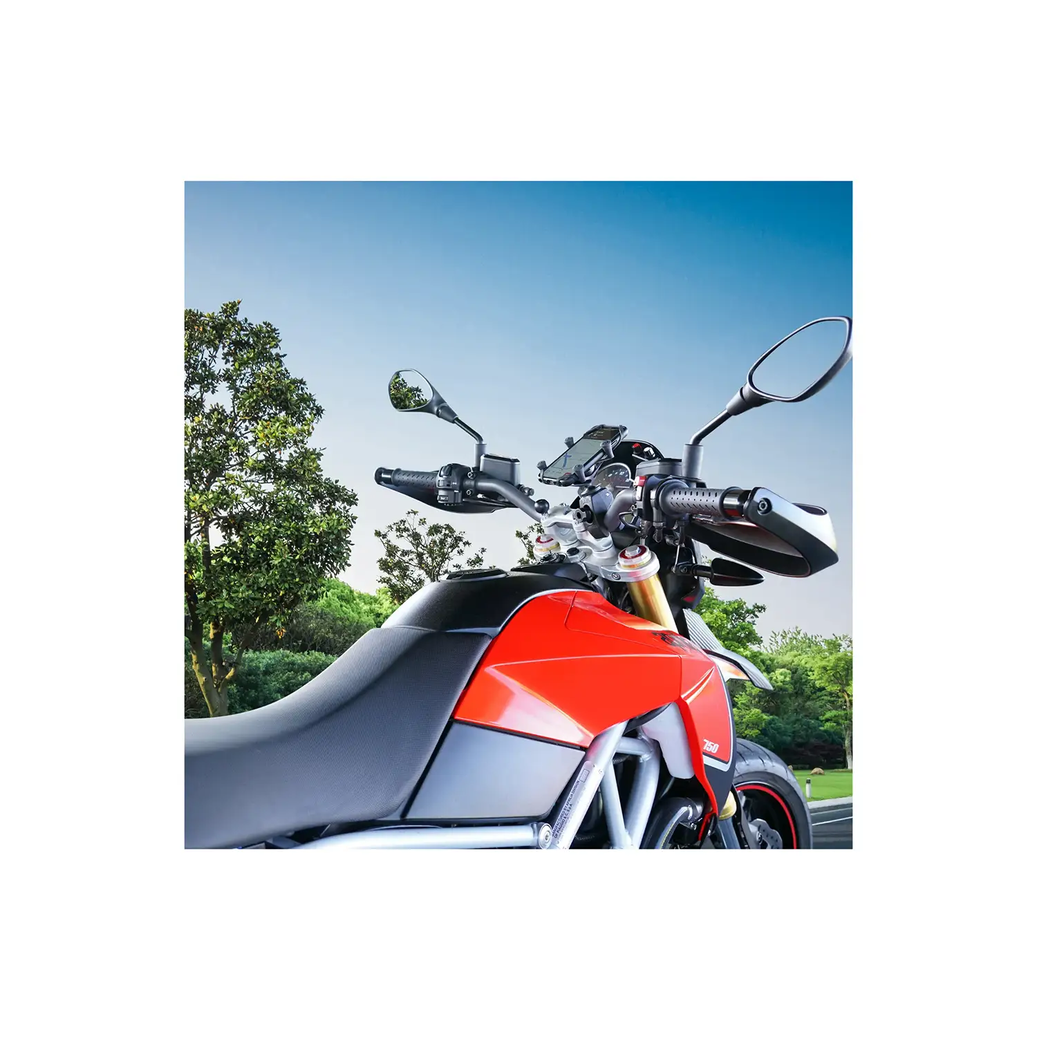 RAM-HOL-UN7-400U: RAM X-Grip Phone Mount with RAM Snap-Link Tough-Claw on motorbike installed